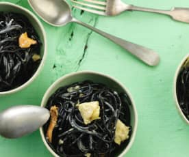 Espaguetis negros con fricasé de alcachofa