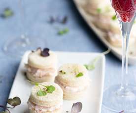 Cocktail de Prosecco e mirtilos e canapés de camarão