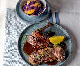 Ente vom Drehspieß mit Orangensauce und Rotkrautsalat