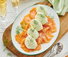 Gurkenmousse zu gebeiztem Lachs