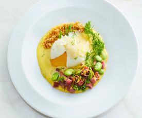 Uovo barzotto con salsa bernese al finocchietto, fave, pancetta e pane croccante all’aglio (di Chef in Camicia)