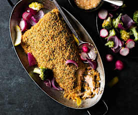 Saumon croustillant au parmesan avec légumes et sauce crème au citron