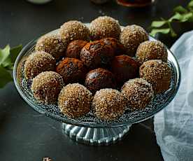 Bis di tartufini: pandoro e pistacchio; cioccolato e amaretti