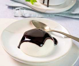 Cupole di panna cotta e salsa al cioccolato (vegan)