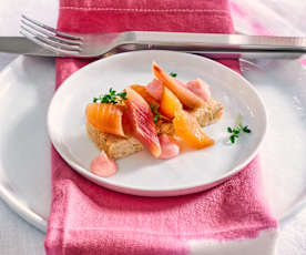 Lachsforelle mit gepickeltem Rhabarber und Purple-Curry-Mayo