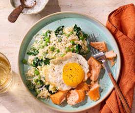 Spinat-Erbsen-Reis mit Lachs und Spiegelei