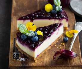 American Cheesecake mit Heidelbeersauce