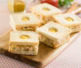 Tostadas con surimi y huevos de codorniz