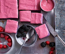 Quadrados gelados de amora e framboesa com curd de framboesa