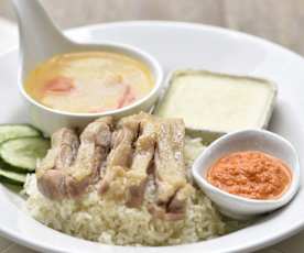 Riso al pollo hainanese, zuppa di verdure e uova