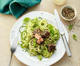 Zucchininudeln mit Avocado-Basilikum-Pesto und Sesamlachs