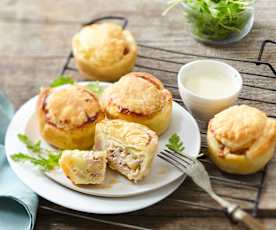 Mini-feuilletés d’andouille et pomme, sauce au camembert