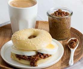 Bagels con uovo e composta al bacon