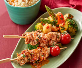 Brochetas de pollo con arroz al comino y ensalada templada de verduras