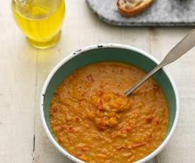 Linsesuppe med rød peberfrugt og harissa