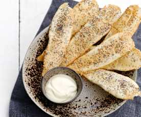 Telhas de sementes e molho wasabi