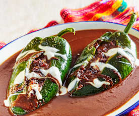 Chiles rellenos de frijol con mole negro