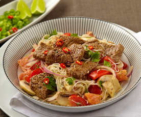 Thajský nudlový salát s hovězím masem