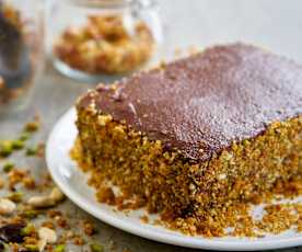 Bolo de chocolate e avelã com praliné