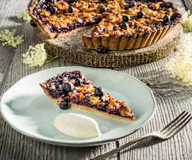 Heidelbeer-Mandeltarte mit geeister Holunderblütencreme