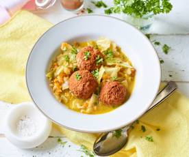 Kohlsuppe mit Geflügelbällchen