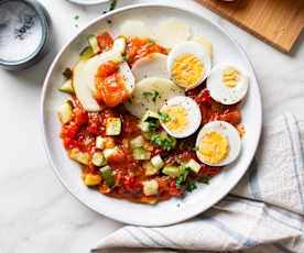 Pisto con patatas y huevos duros