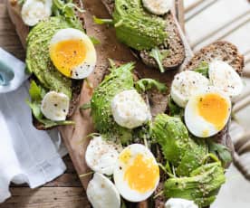 Tartines à l'avocat, œuf mollet et mozarella