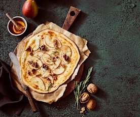 Flammkuchen mit Ziegenkäse, Birnen und Walnüssen