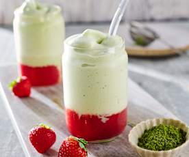 Iced Matcha Latte mit Erdbeerpüree