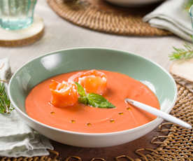 Sopa fría de tomate y albahaca con rollitos de salmón