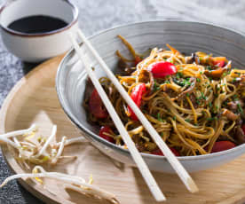 Noodles con setas, brotes de soja y tomates cherry para dos