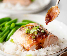 Salmón al vapor con glaseado de soya y jengibre 