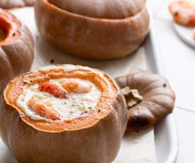 Fondue de queso en calabacitas con gambones salteados