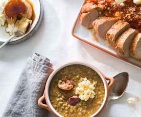 Menú: Lentejas estofadas. Solomillo de cerdo con patatas y salsa de tomate. Quesillo