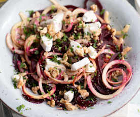 Ensalada de betabel en espirales con queso feta y nueces