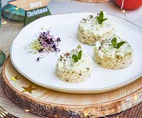 Tartine di pane con i semi e mousse al formaggio