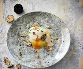 Tortino di patate con uovo poché, salsa al Parmigiano Reggiano e tartufo nero