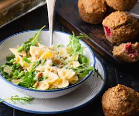 Insalata di pasta con rucola, piselli e pinoli; muffin banana e lamponi (Bimby Friend)