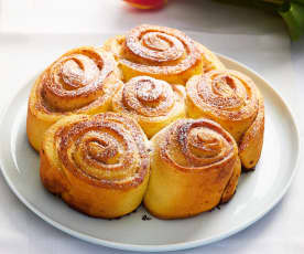 Torta di rose brioches con crema pasticcera alle fragole