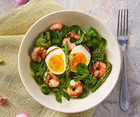 Insalata con valeriana, asparagi, uova barzotte e mazzancolle