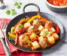 Boulettes de viande, pommes de terre et poivrons à la sauce tomate