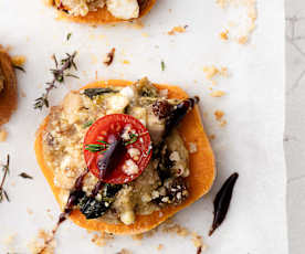 Canapés de batata con cobertura de calabacín, queso feta y judías blancas