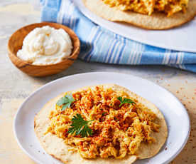 Tostadas de ensalada de pollo con jocoque griego