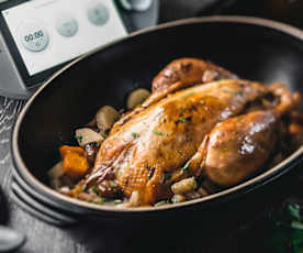 Chapon rôti aux, châtaignes, carottes, pommes de terre et blettes