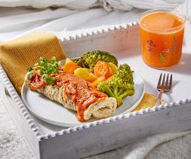 Desayuno en cama: Jugo y omelette con verduras