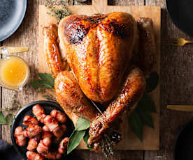 Tacchino arrosto con ripieno di pancetta ed erbe aromatiche