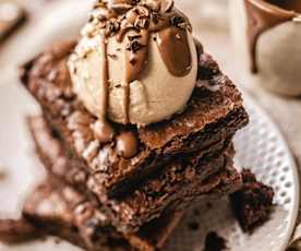 Glace végane café-noix de coco, brownie et coulis au chocolat noir