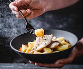 Ryba z ziemniakami z sosem pomidorowym