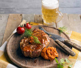 Schopfbratenkoteletts mit Knoblauch-Tomaten-Butter