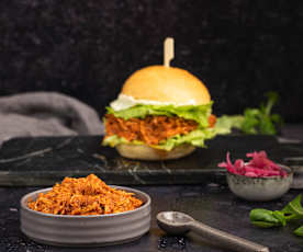 Kurczak szarpany w pikantnym sosie pomidorowym